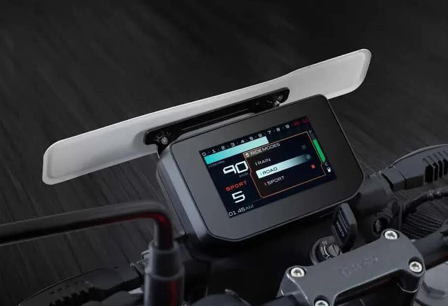 4.2-inch TFT instrument console on the Hero Xtreme 160R 4V Carbon showing ride modes