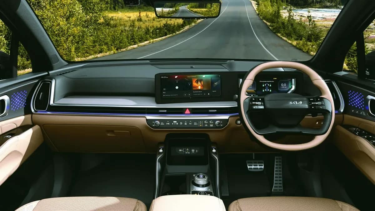 Kia Sorento dashboard with two 12.3-inch screens, four-spoke steering wheel and rotary gear dial