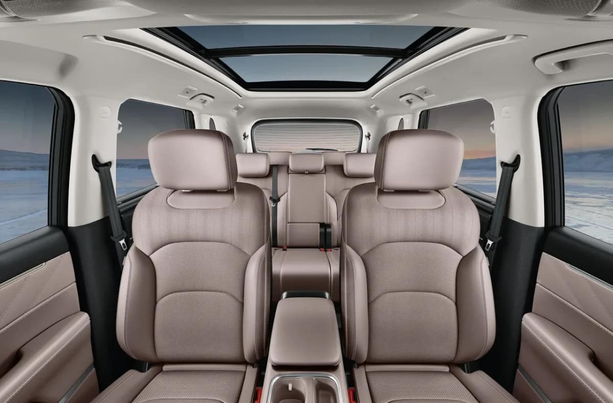 Cabin of the MG Hector Tomahawk with beige leatherette seats and a panoramic roof