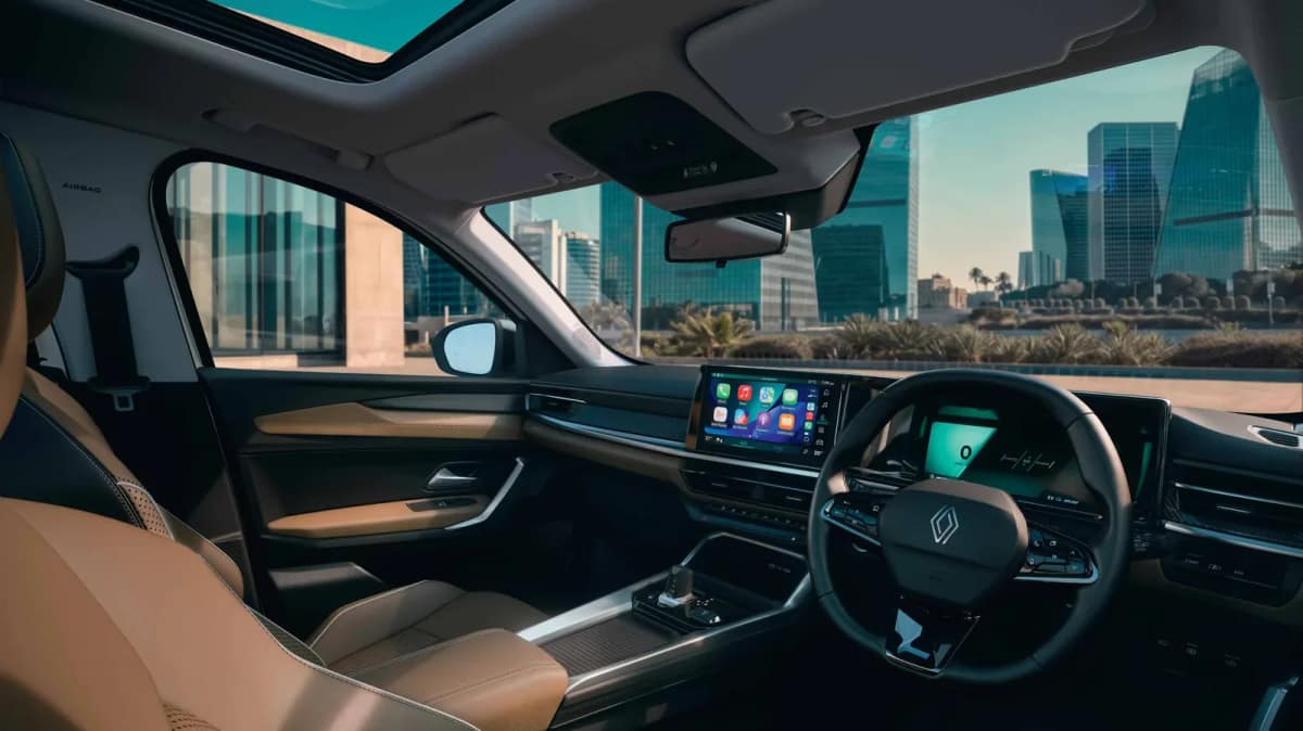 Cabin of the Renault Duster hybrid with dune brown leatherette seats, touchscreen and sunroof