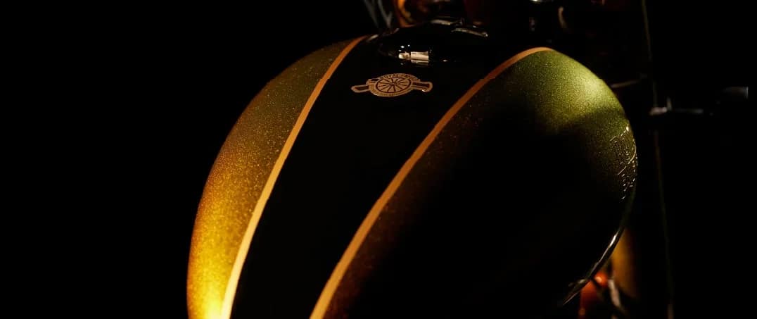 Gold 125 years crest on the fuel tank of the Royal Enfield Classic 650 Hypershift