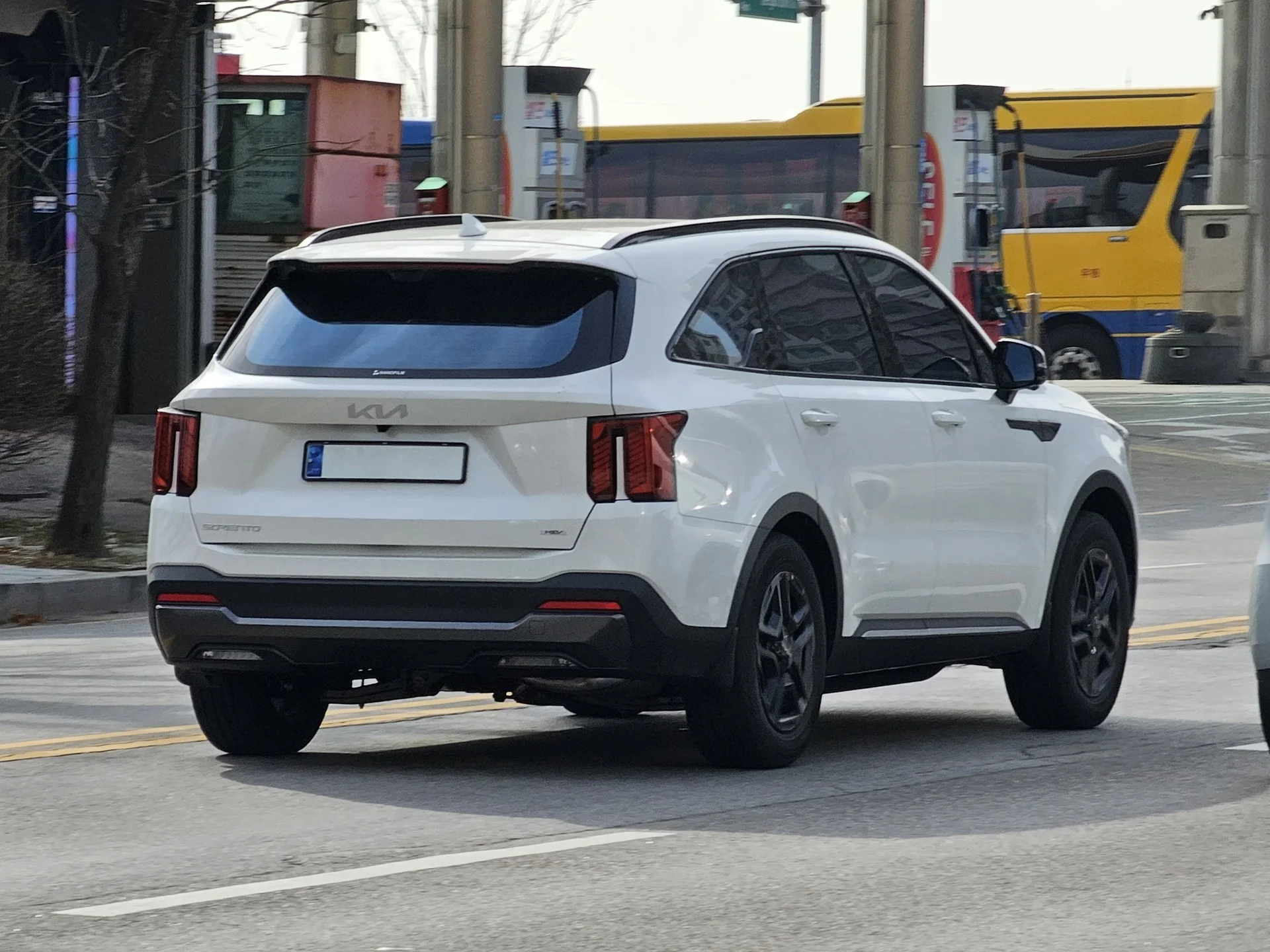 Kia Sorento white rear three quarter (exterior, international model)